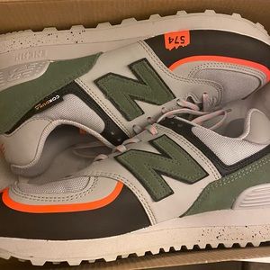 New Balance sneakers. Size 7. Like new. With box.
